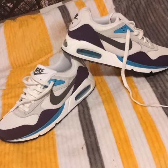 Brand new Nike Air maxes never worn size 9 - Picture 1 of 3